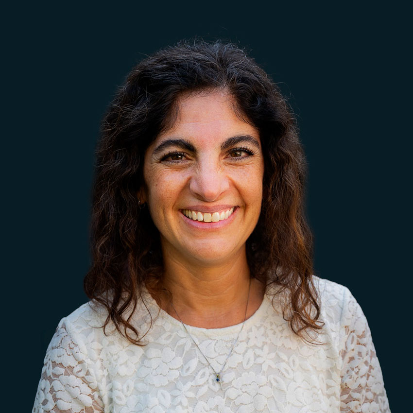 Carolyn Almelien's Headshot